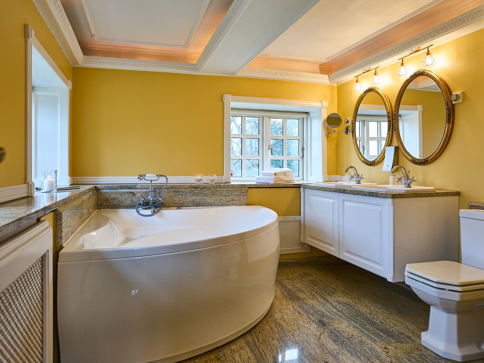 Standard-suite m. jacuzzi på Skrøvelev Gods