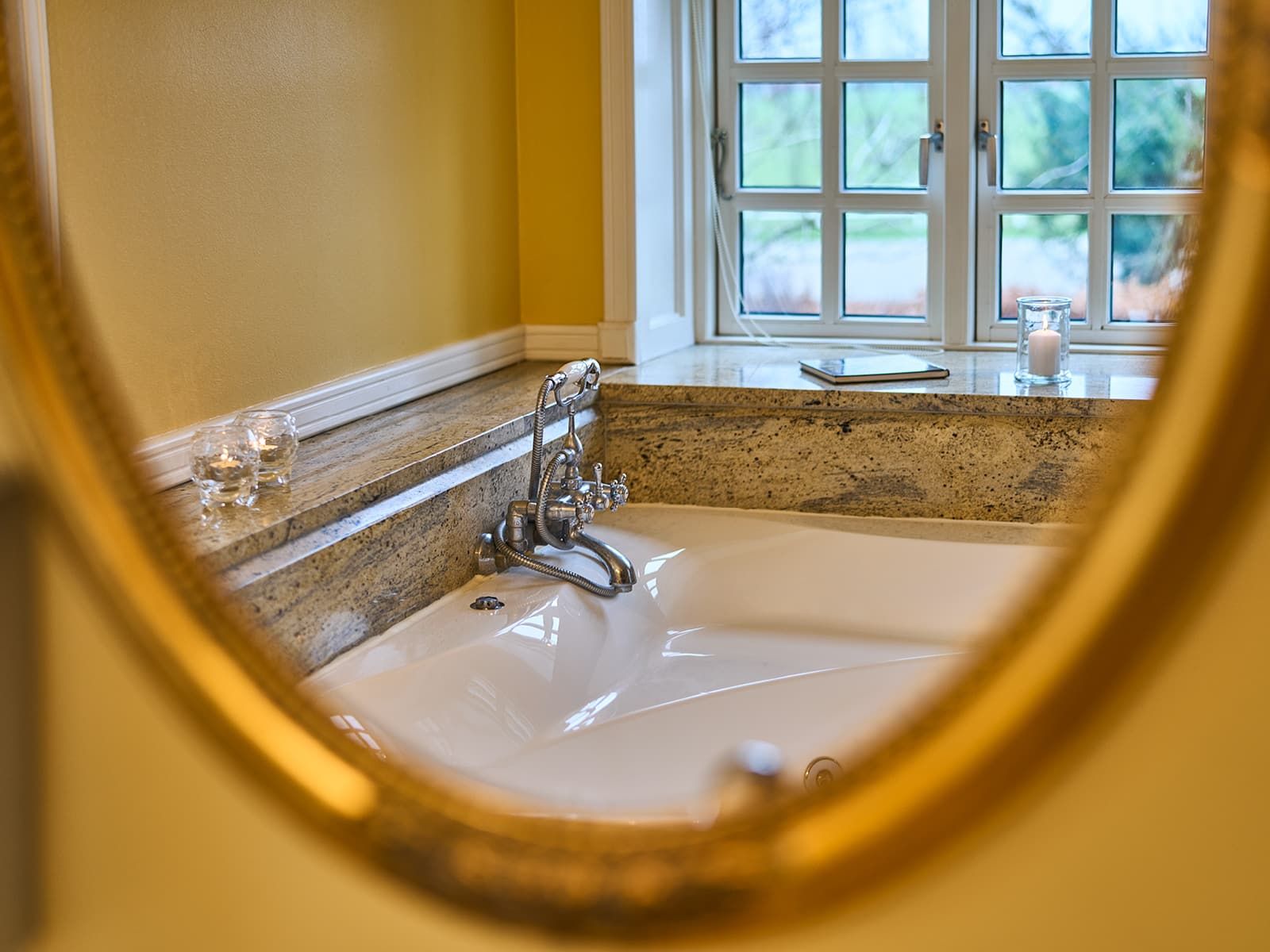 Standard-suite m. jacuzzi på Skrøvelev Gods