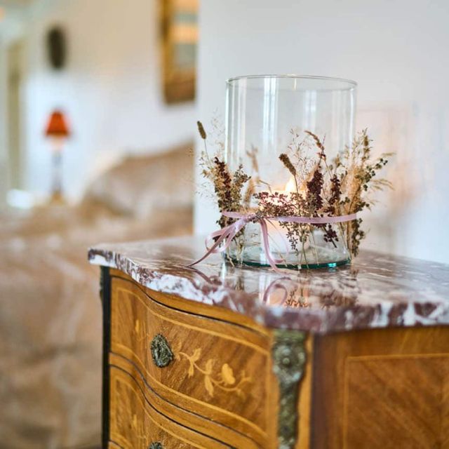 Luksus suiter og værelser som er smagsfuldt indrettet og møbleret, hver med sit eget unikke og romantiske præg som du ellers kun finder på Herregårde og Slotte