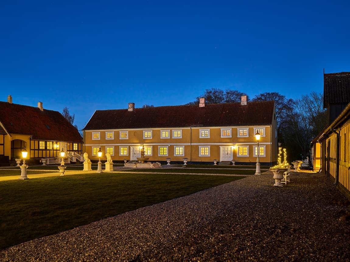 Nytårsaften 2026 med hotelovernatning, musik & dans (2 nætter) på Skrøbelev Gods