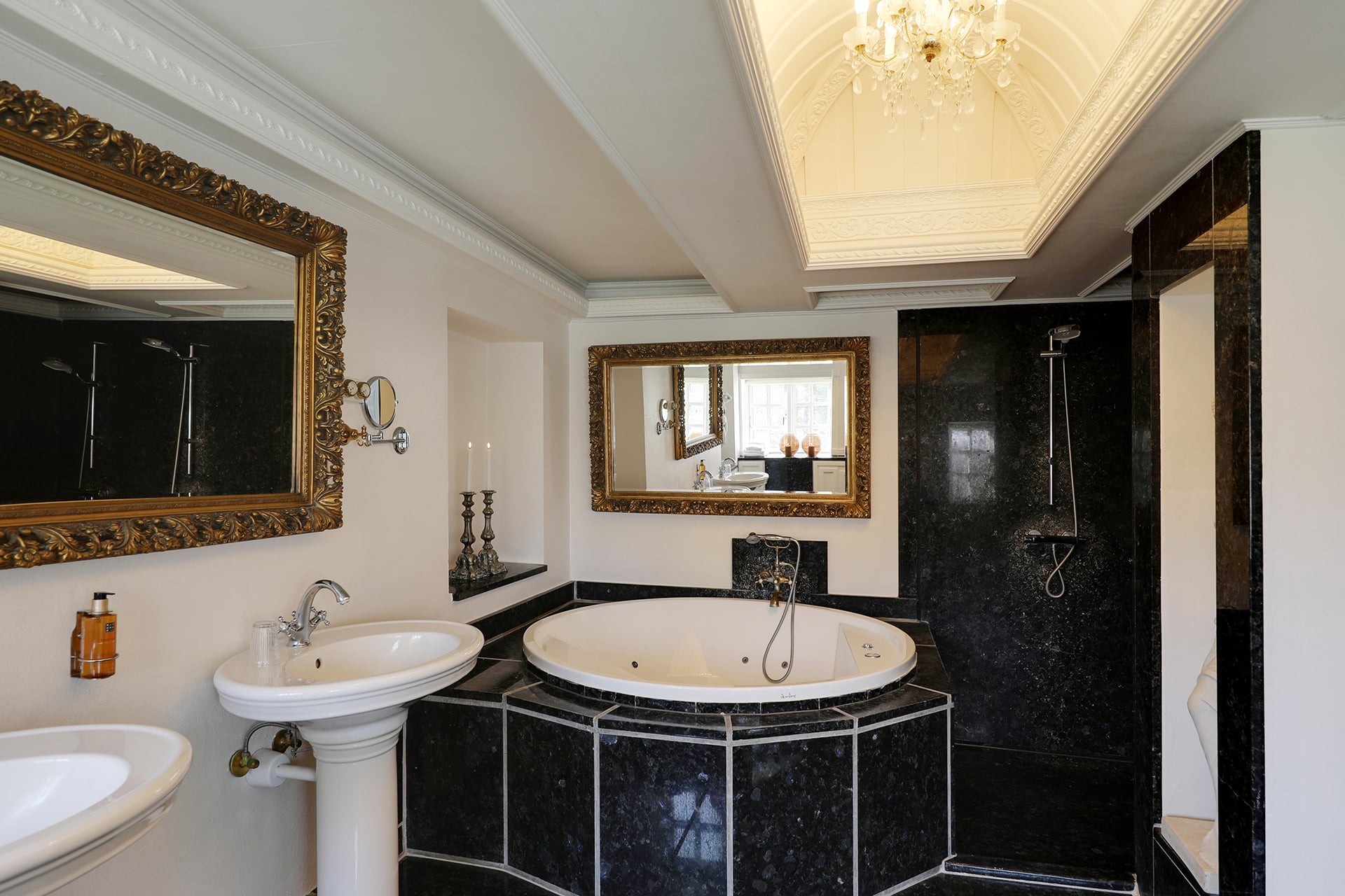 Präsidentensuite mit Jacuzzi på Skrøvelev Gods
