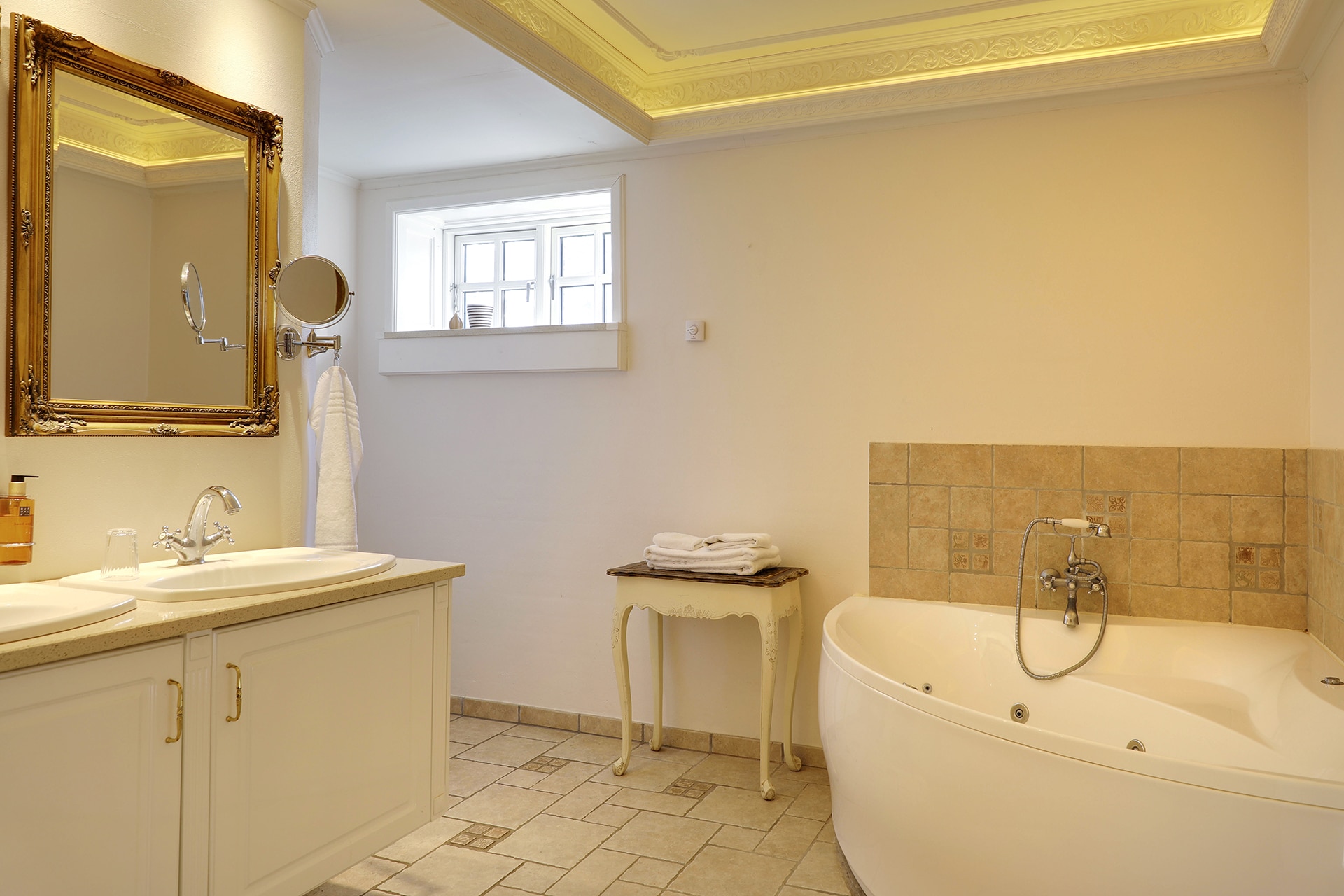 Deluxe Suite mit Whirlpool på Skrøvelev Gods